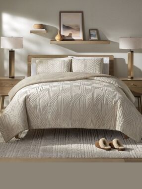 BearPaw Carson Embossed Twin/Twin XL Comforter Set w/Shams- Tan